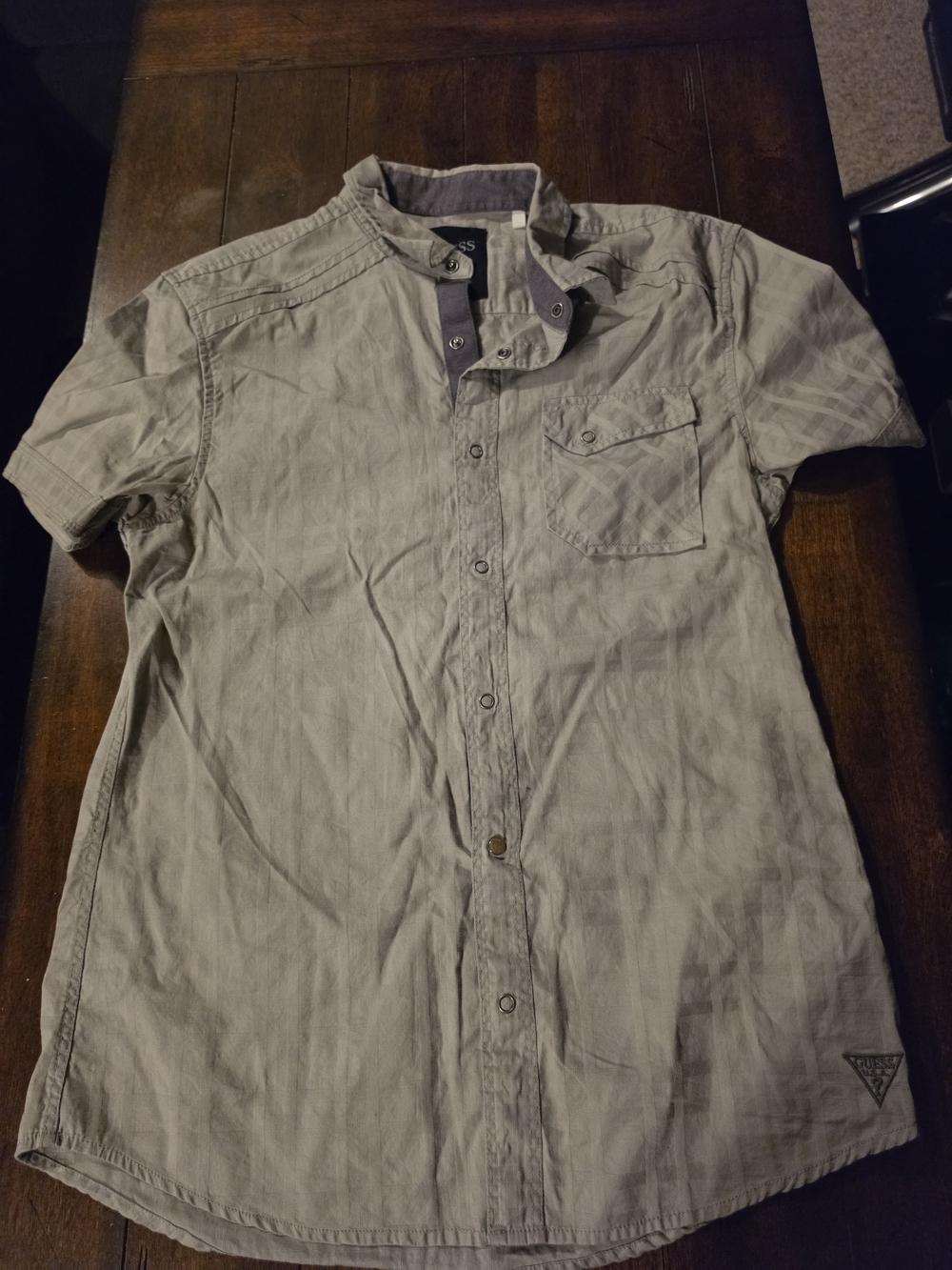 Guess Men’s Short-Sleeve Button-Down Shirt in Light Gray